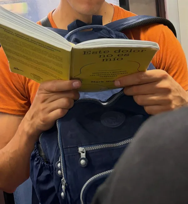 Alguien leyendo Este dolor no es mío en Estación Rondizzoni
