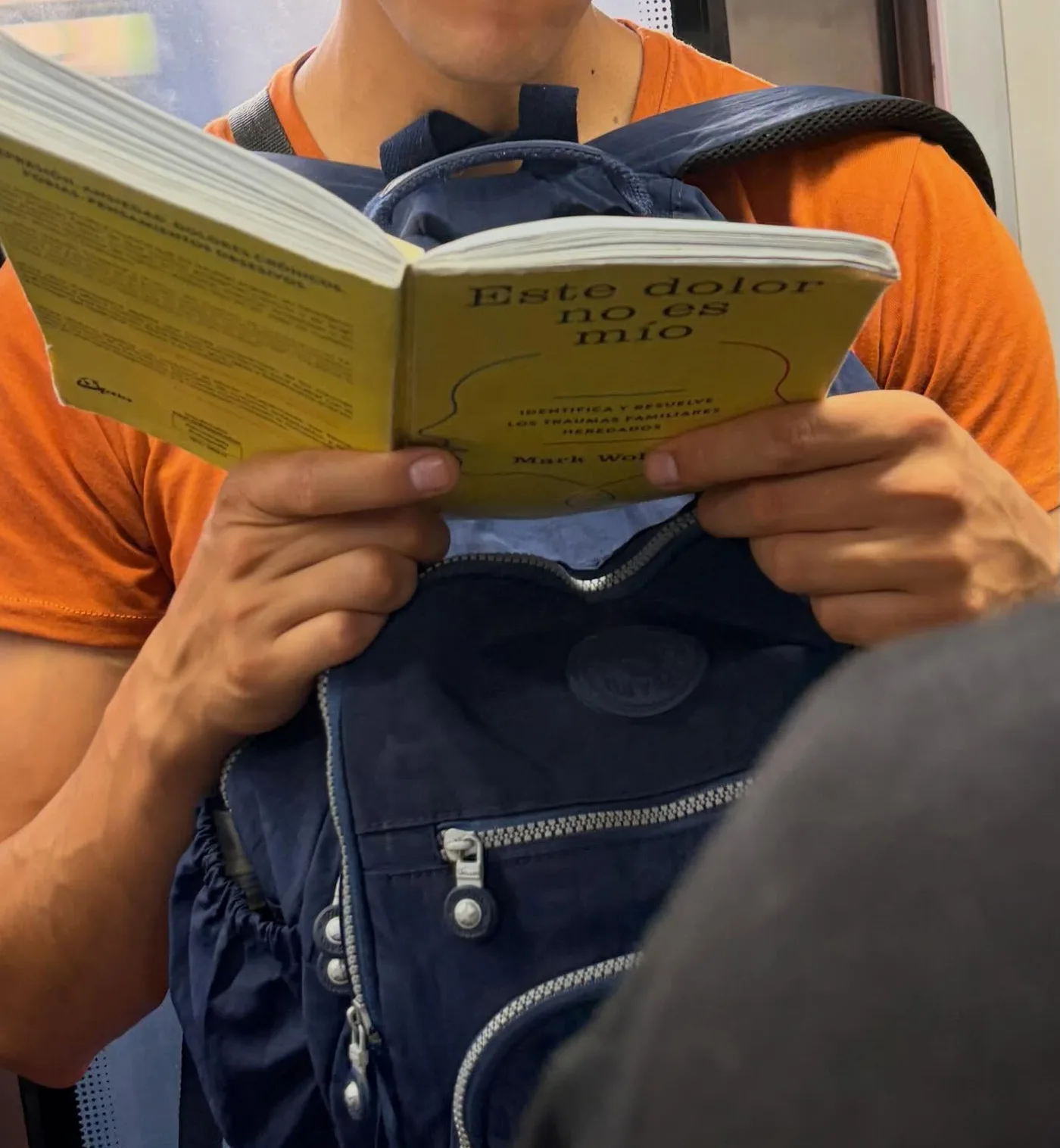Alguien leyendo Este dolor no es mío en Estación Rondizzoni