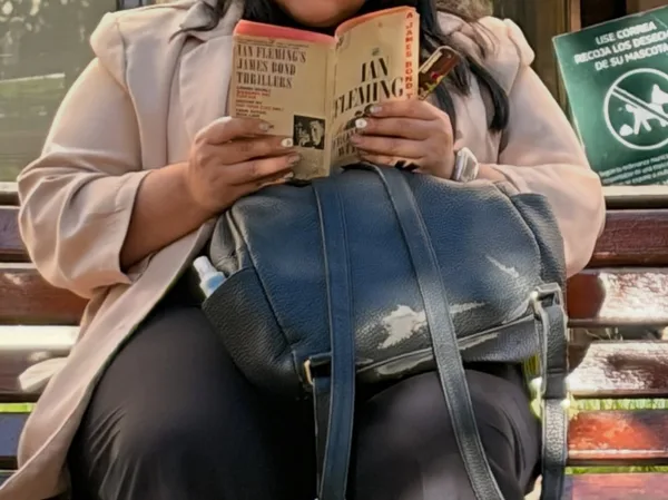 Alguien leyendo From Russia with love en Plaza de la Constitución
