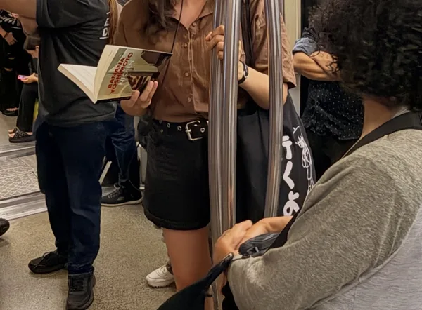 Alguien leyendo Kitchen en Estación Tobalaba