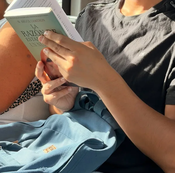 Alguien leyendo La razón de estar contigo: un nuevo viaje. en Recorrido B13