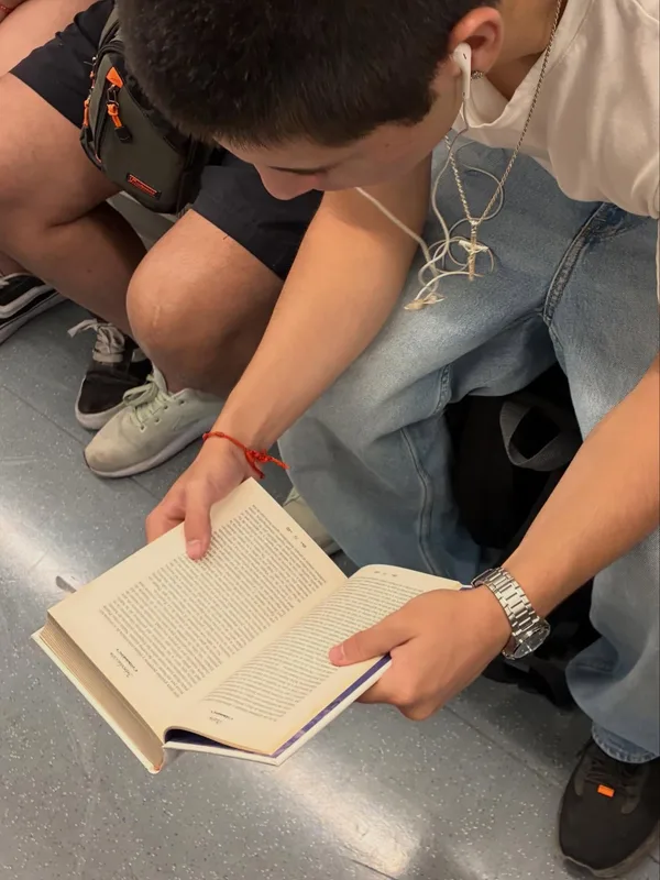 Alguien leyendo La República en Estación Villa Frei