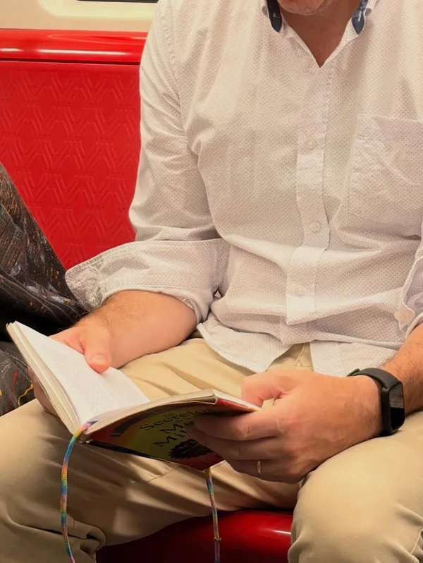 Alguien leyendo Los secretos de la mente millonaria en Estación Hospitales