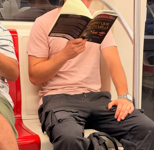 Alguien leyendo Más vivo que el diablo en Estación Hospitales