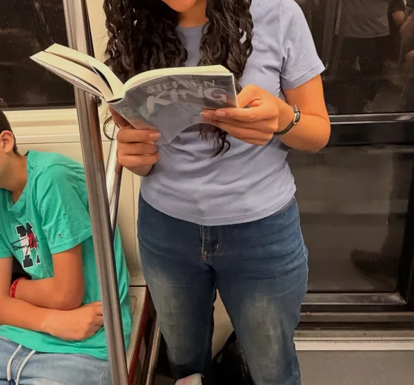 Alguien leyendo Misery en Estación Hospitales