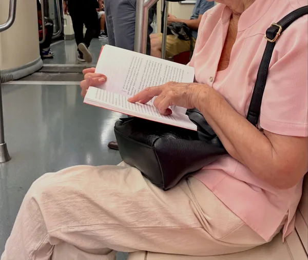 Alguien leyendo Mujeres del alma mía en Estación Lo Cruzat