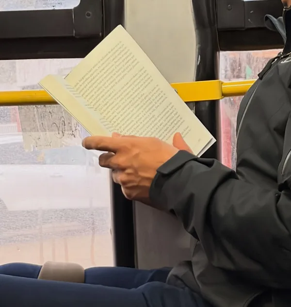Alguien leyendo Neurociencia para la vida real en Recorrido B42
