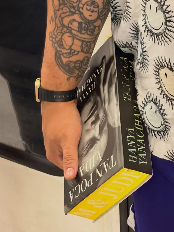 Alguien leyendo Tan poca vida en Estación Los Leones