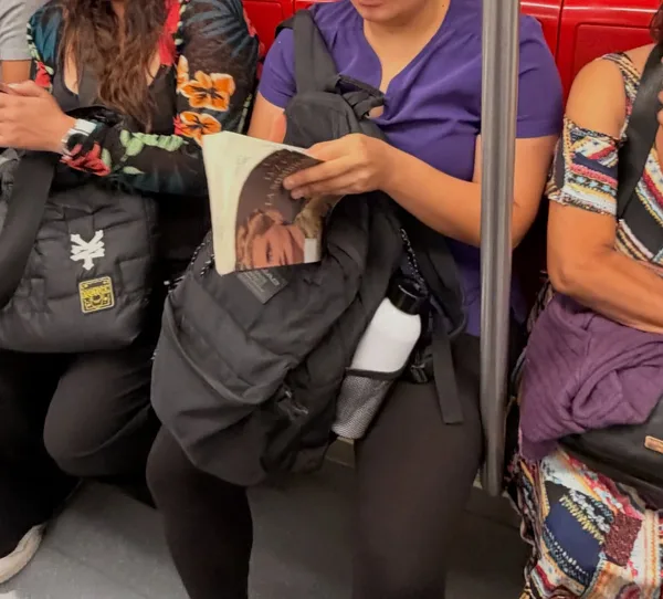 Alguien leyendo Una luz en la sombra en Estación Cardenal Caro
